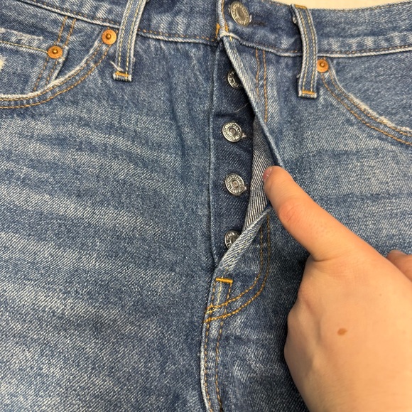 Levi’s Women’s 501 Button Fly Distressed Midi Length Jean Shorts Size 28 - Picture 5 of 16